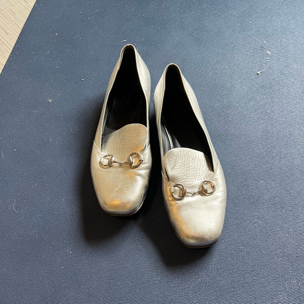 Gucci silver horse but timeless flat loafers. Size 39 1/2